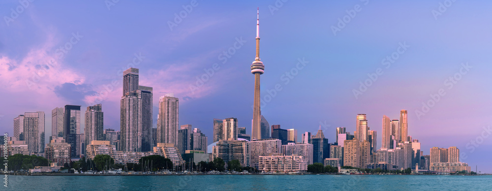 Obraz premium Panoramic view of the downtown Toronto financial center skyline with modern skyscrapers