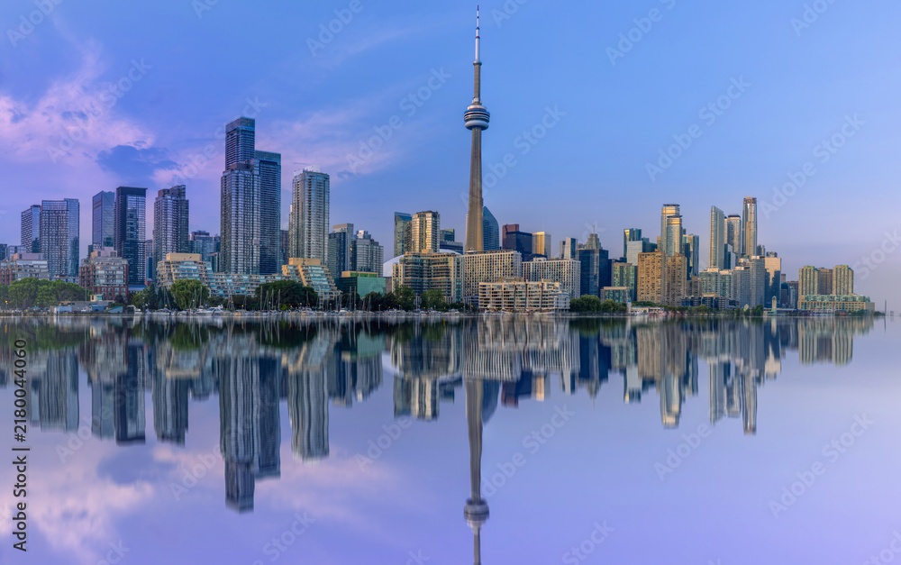 Obraz premium Panoramic view of the downtown Toronto financial center skyline with modern skyscrapers