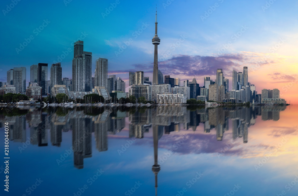 Obraz premium Panoramic view of the downtown Toronto financial center skyline with modern skyscrapers