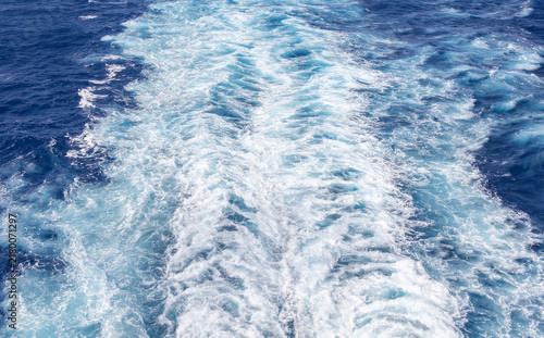 Fotografía Cruise ship wake or trail on ocean surface