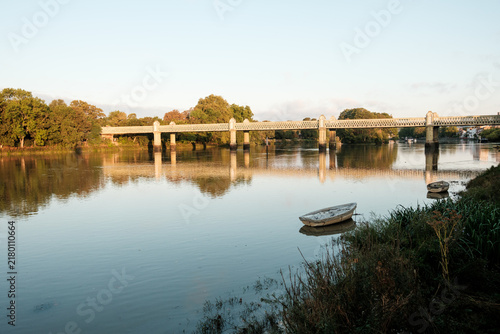 Canvas Print River thames flowing past kew railway bridge and moored boats