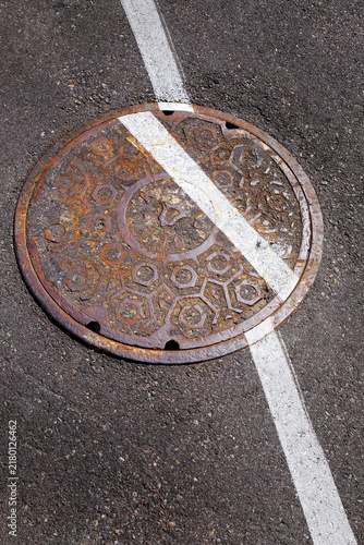 Fotografía Man Hole Manhole Cover Made of Iron Worn and Rusty with Painted White Line for S