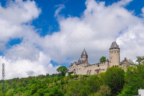 Foto Historic Hilltop Castle Above Wooded Hillside