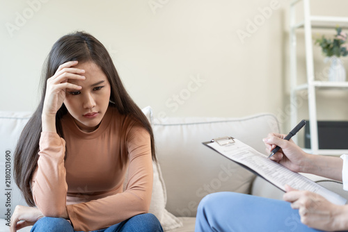 Konstfotografi Female with mental health problems is consulting