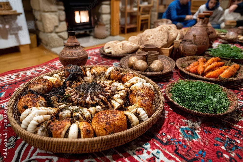 Obraz premium A rustic table laden with a traditional feast, featuring roasted mushrooms and other dishes, creates a warm and inviting atmosphere