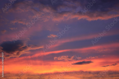 Foto A scarlet sunset reflects on the calm water, transforming the horizon into a true corner of earthly paradise