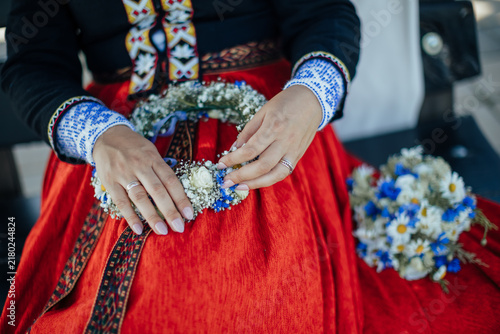 Canvastavla Close-up of ringed hands holding a delicate bouquet of white and blue flowers ov