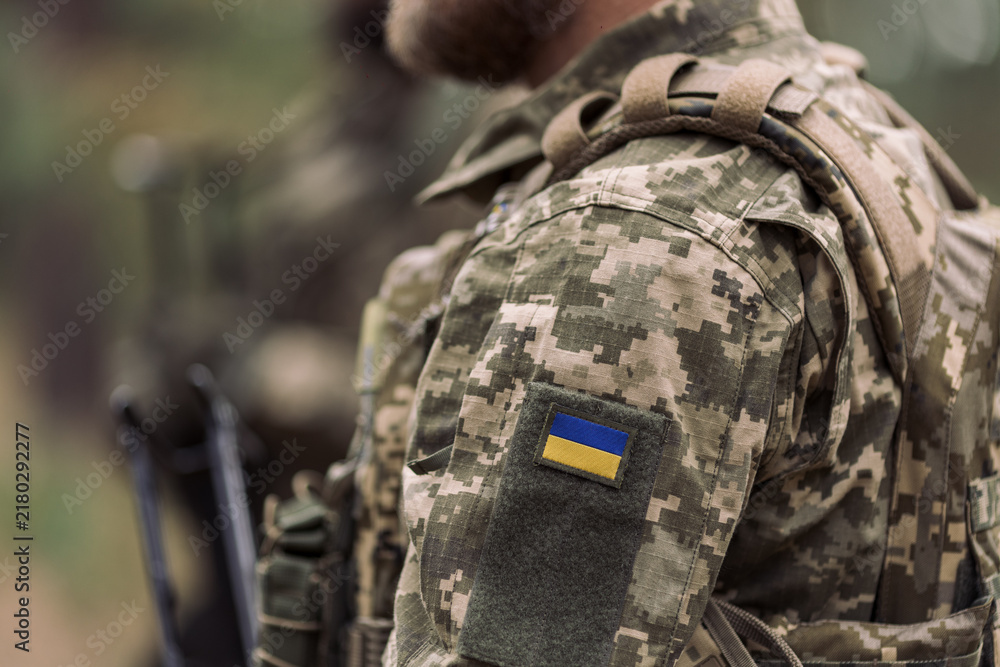 Obraz premium Ukrainian soldier wearing pixel camouflage with flag patch