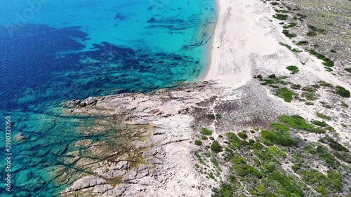 Plage déserte et eau turquoise de Tralicetu dans le sud de la Corse vue du ciel