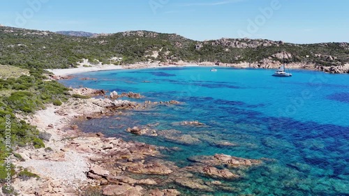 Plage déserte de sable blanc aux eaux turquoises