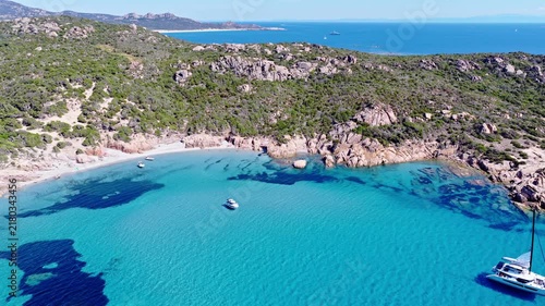 Vue aérienne de bateaux mouillant dans des eaux turquoises dans le sud de la Corse