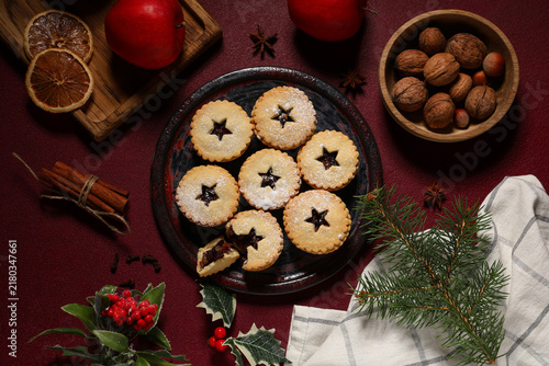 Canvastavla Plate of tasty Christmas mince pies with fresh apples, dried oranges, nuts, mist