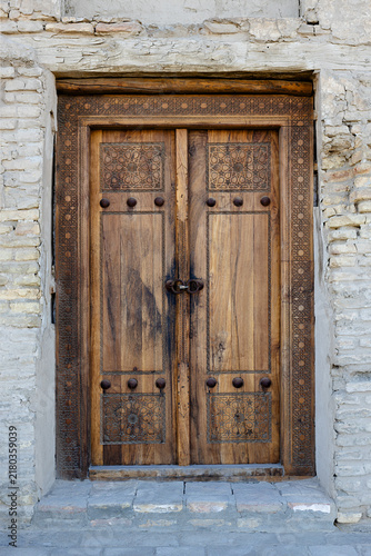 Obraz na płótnie Carved wooden door with geometric patterns at the Ark of Bukhara fortress in Uzbekistan