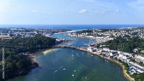 survol de la baie d'Audierne et de ses plages aux eaux turquoises en Bretagne sud