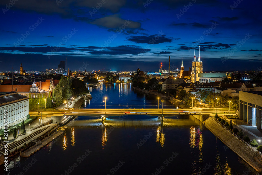 Fototapeta premium Most Pokoju and Ostrow Tumski in Wroclaw at blue hour
