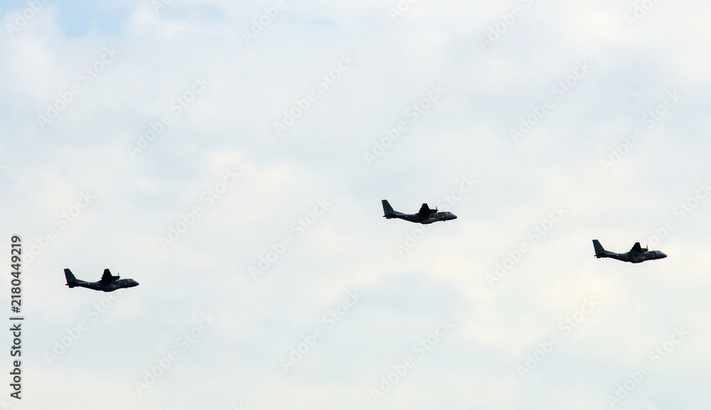 Obraz premium des avions de guerre de la aviation française lors du défilé du 14 juillet à Paris en France