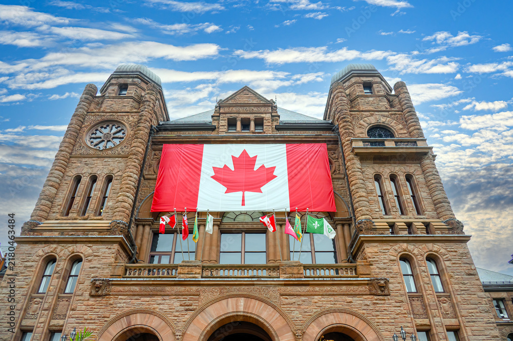 Obraz premium Ontario Parliament Government Building, Large Canadian Flag, Toronto, Canada