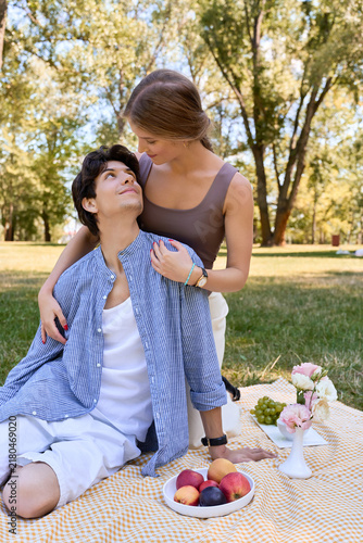 Foto A cheerful couple shares a romantic picnic surrounded by lush greenery