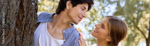 Cuadro en lienzo Lovers enjoy a cheerful date in a green park under the warm sun, creating memori