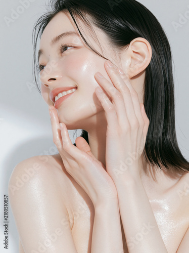 Naklejka 透明感と艶のある美しい肌の女性のビューティーポートレート。モダンなテクスチャー。 