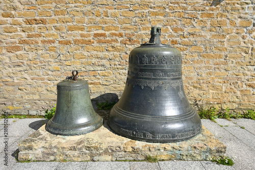 Foto Narva, Estonia - Traditional old church bells in Narva citadel