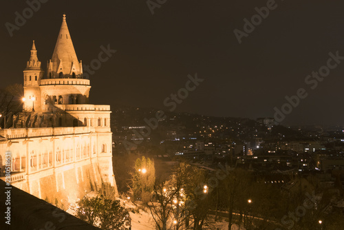 Fotografie A stunning night view of the magnificent Fisherman's Bastion brilliantly illuminated, overlooking the glowing Budapest city lights and skyline