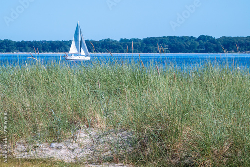 Segelboot auf der Ostsee in der Eckernförder Bucht, Schleswig-Holstein, Deutschland