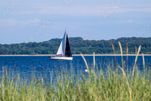 Segelboot auf der Ostsee in der Eckernförder Bucht, Schleswig-Holstein, Deutschland