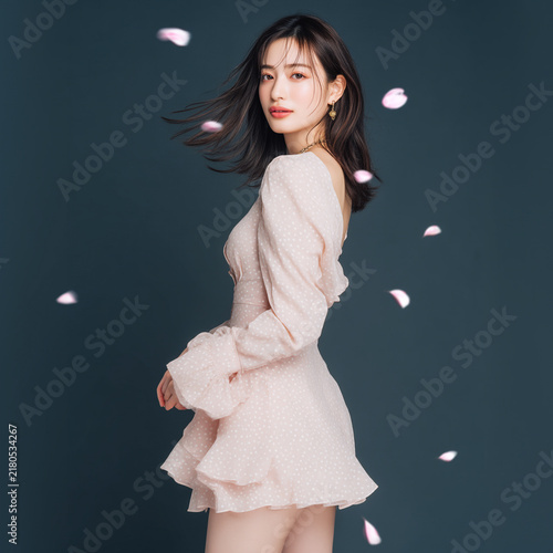 Naklejka 美しい女性のビューティーポートレート。美容、コスメ、ファション素材