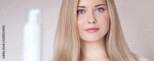 Quadro su tela Young blonde woman posing for a beauty and cosmetics campaign, highlighting radi
