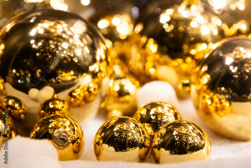 Boules de Noël dorées scintillantes sur fond blanc avec bokeh lumineux
