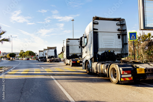 Cuadro en lienzo Long queue of commercial trucks waiting in line on a highway near the coast