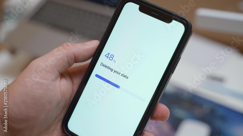 Data deletion progress on smartphone screen ends with deletion failed error