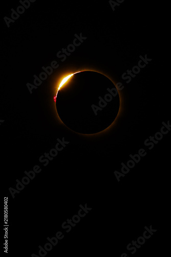 Fotografía Diamond ring and solar prominences during a total solar eclipse