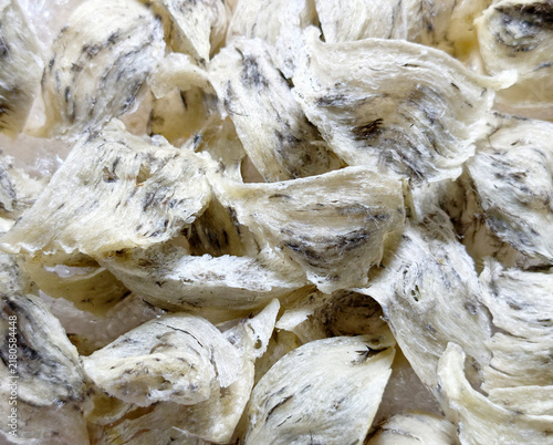 Foto Raw edible bird nest pile containing natural swiftlet feathers