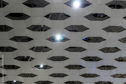 Foto Geometric ceiling pattern with lights in modern building