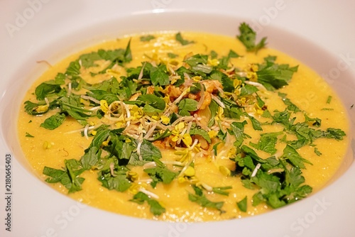 Obraz na płótnie selleriesuppe mit kräutern im weißen teller