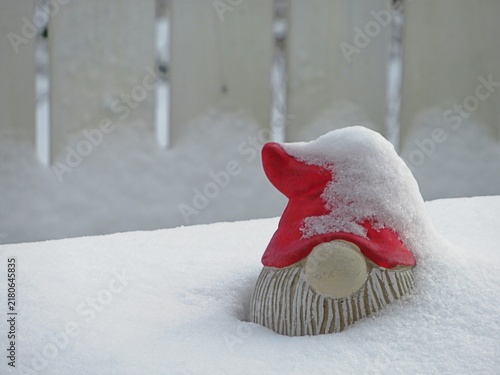 Obraz na płótnie weihnachtsmann im schnee auf einem balkon