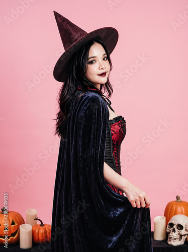 Foto Elegant witch in velvet cloak
