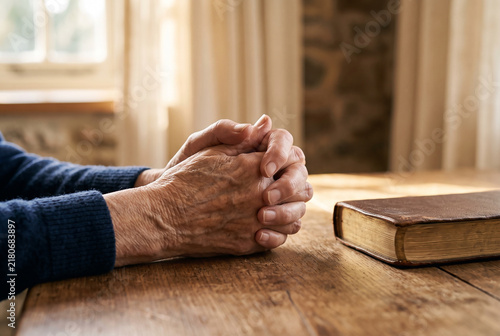 Obraz w ramie 성경 옆 노인의 모은 손 · Elderly Clasped Hands beside a Bible