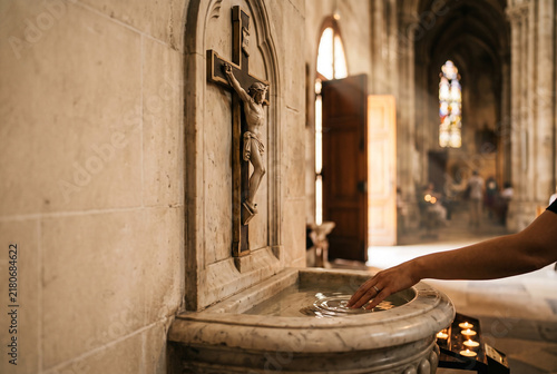 성수반 앞 십자가 · Crucifix by a Holy Water Font