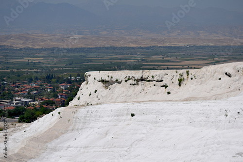 Fotografía A mountainside covered in white travertine sedimentary rock