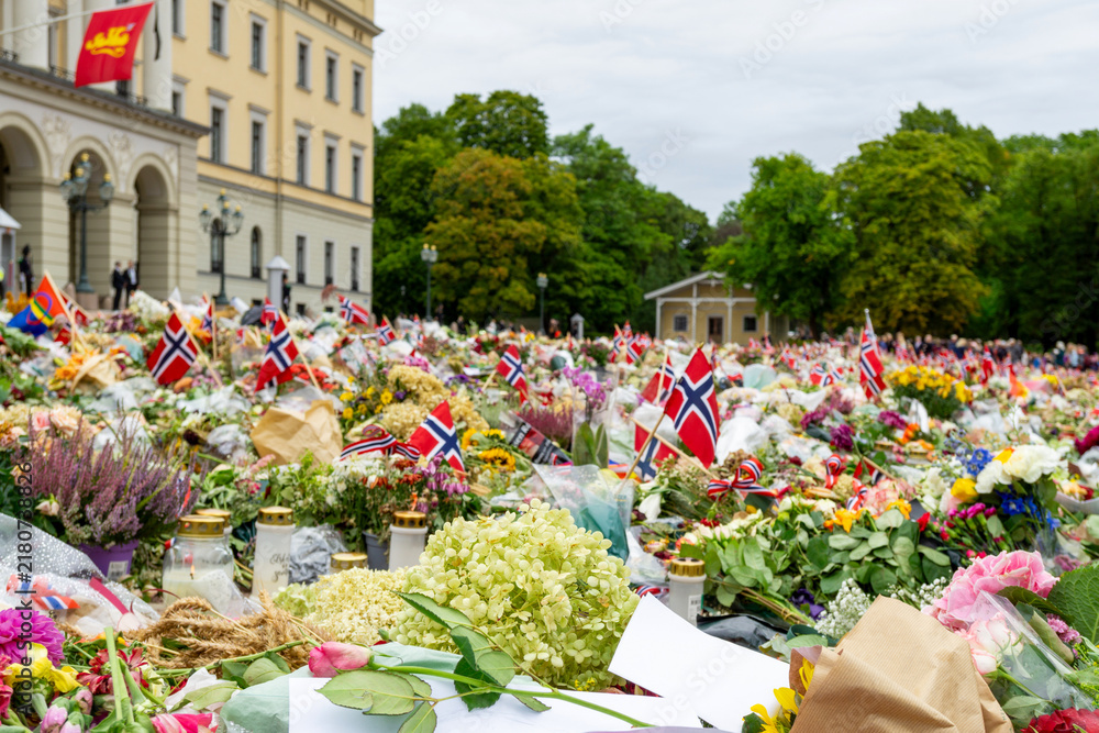 Obraz premium National mourning tribute with flowers and Norwegian flags in front of the Royal Palace in Oslo honouring King Harald V