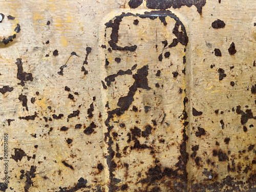 Fotografía Full frame background texture of old rusty yellow painted metal sheet with heavy