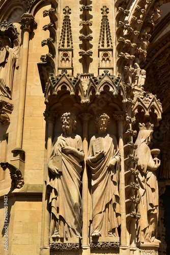 Fotografía Statues des Evangélistes Saint Marc et Saint Mathieu entourant le portail de la