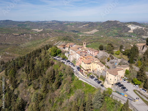 Foto Scenic aerial view of historic Montebello village and medieval castle on hilltop