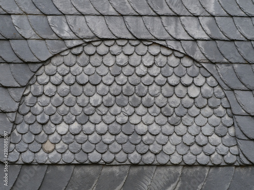 Cuadro en lienzo ornamental roofing made of gray natural slate with an arched or fish-scale patte