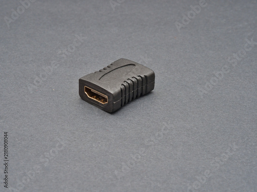 Foto Black HDMI Adapter Connector - A close-up studio shot of a black HDMI adapter or