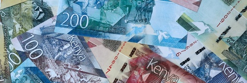 Fotografía Kenyan shilling money bills in pile on table