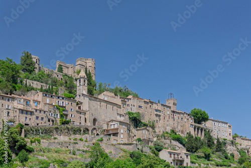 Foto Blick auf das Bergdorf Montbrun-les-Bains, Frankreich